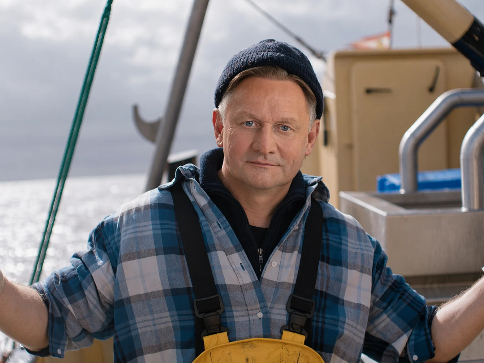 Mann auf Fischkutter mit Wollmütze