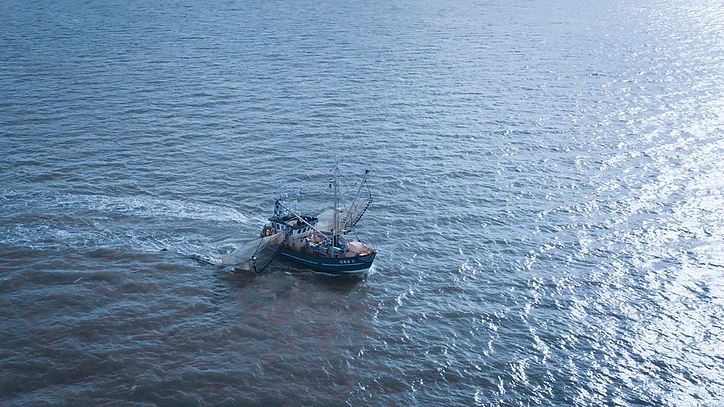Fischkutter auf dem Meer von weitem