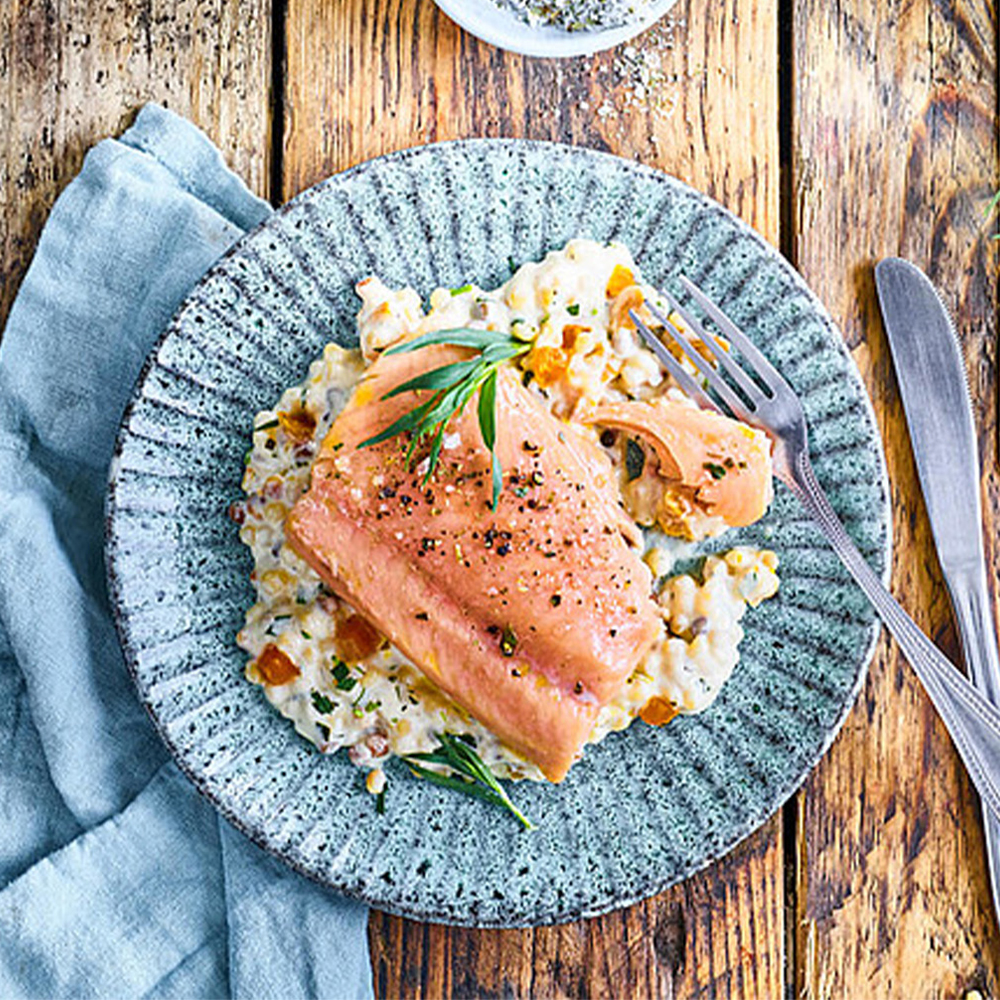 Confierter Wildlachs auf Fregola-Risotto
