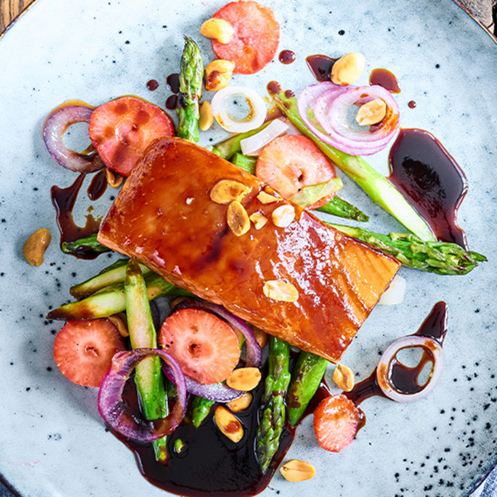 Lachs­filet mit Teriyaki-Soße auf Spargel und Erdbeeren