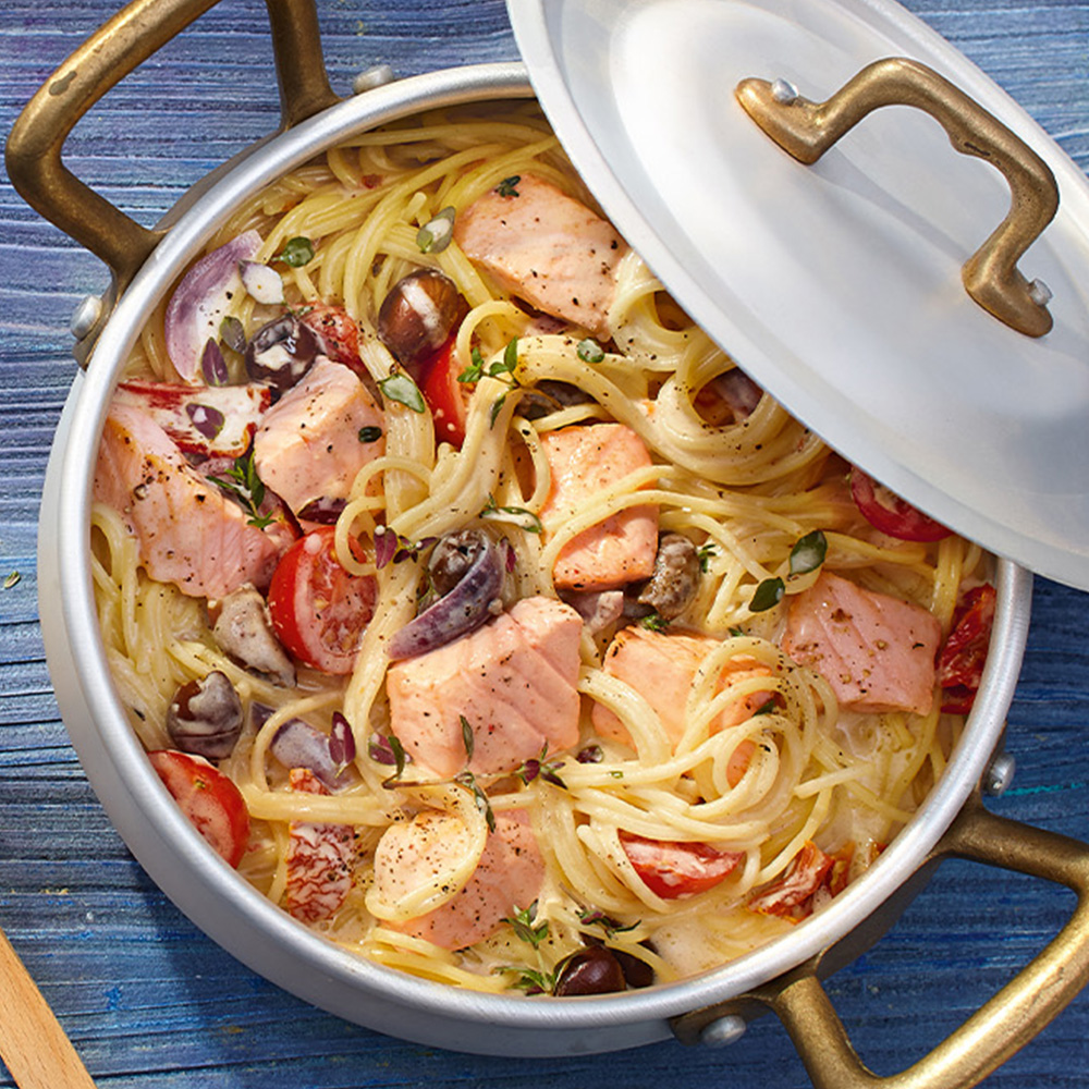 One Pot-Pasta mit Lachs, Kirschtomaten und Oliven