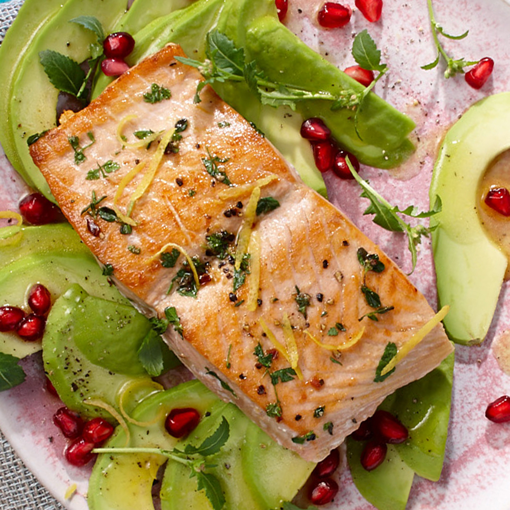 Wildlachs auf Avocado mit Granatapfelkernen