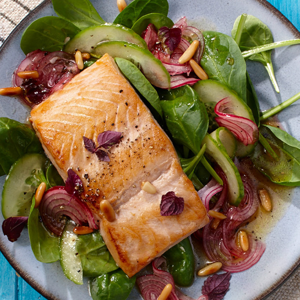 Wildlachs auf Spinatsalat